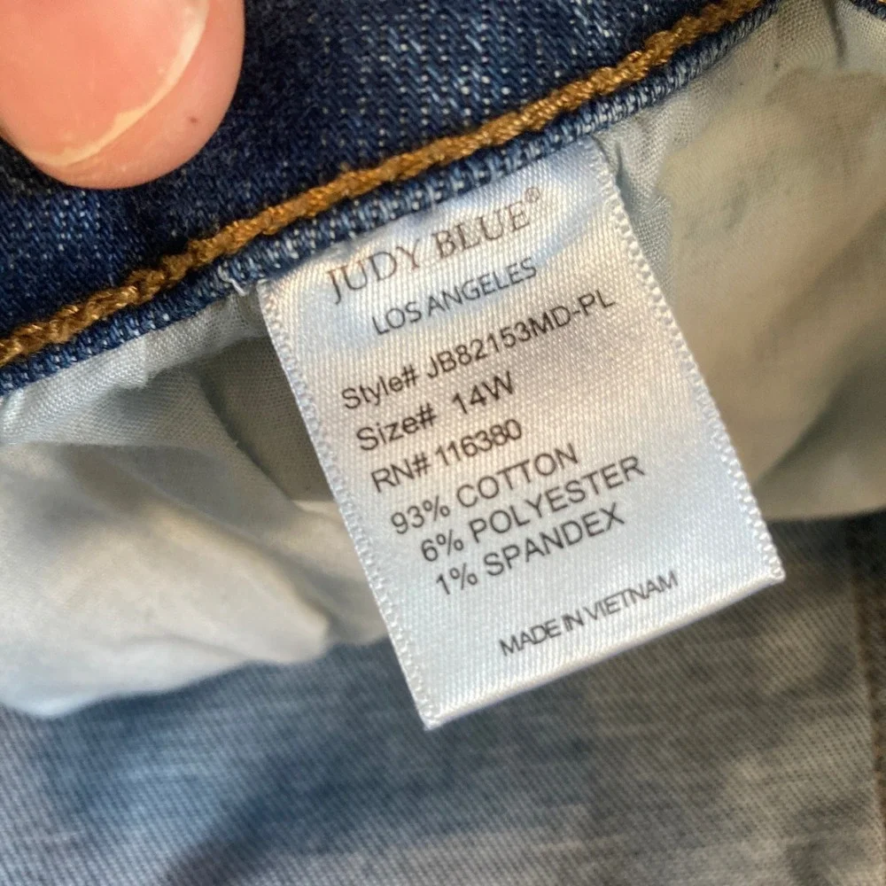 Judy Blue Women 14W Capri Fit Jeans Distressed Medium Wash 20